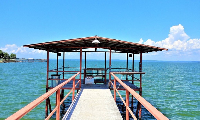Buchanan Dam Casa | Steps from the Water, Gated, Washers, Canoe, Shaded/ Lighted Concrete Pier