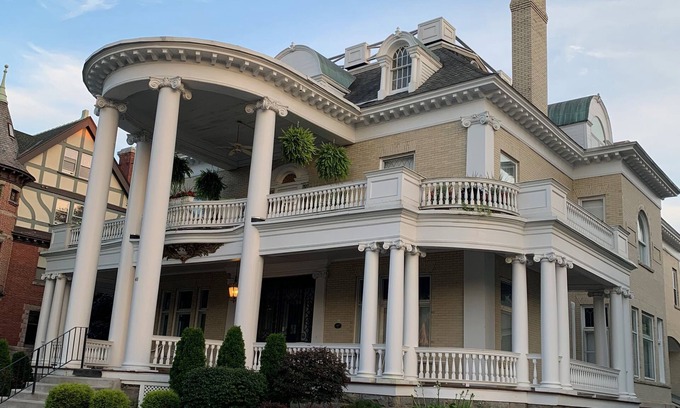 Saratoga Springs Condominio | Steps from track and downtown AVAILABLE BELMONT WEEK!
