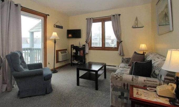 Wells Beach Condominio | Steps from Wells Beach, Bellevue by the Sea is perfect for your Maine vacation