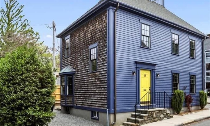Newport Casa | Steps off Thames St | Center of Town 3BR/2BA