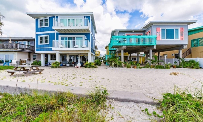 Belleair Beach Casa | A PASOS DE LA PLAYA, REY MARY SE ENCUENTRA CON EL PARAÍSO FRENTE A LA PLAYA DE CLEARWATER