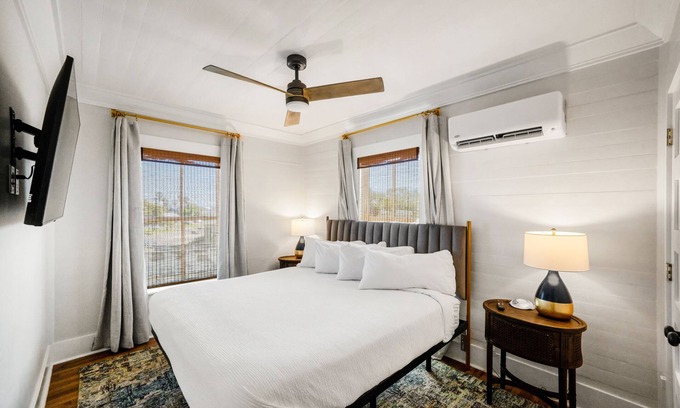 Historic Downtown Apalachicola Apartamento | Steps to Battery Park and Water, King Bedroom, Newly Renovated Historic Property