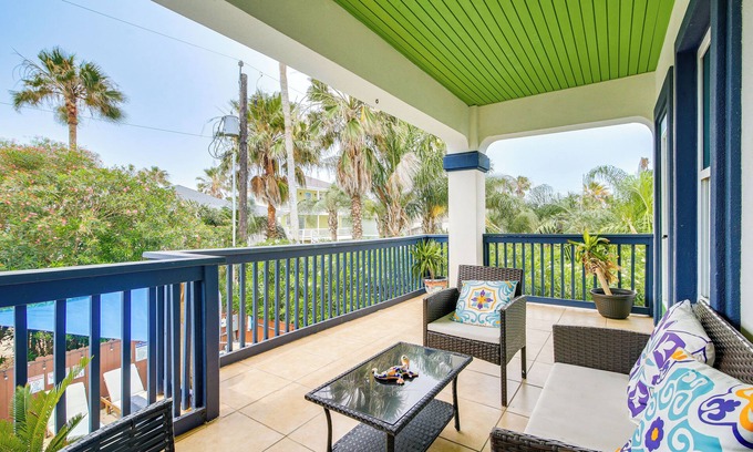 South Padre Island Apartamento | Steps to Beach: Oceanside Townhome w/ Heated Pool