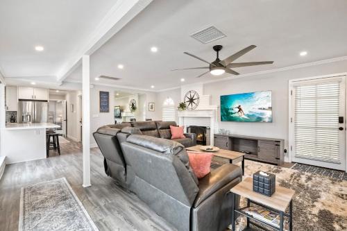 Carlsbad Village Apartamento | Steps to Beach, 2BR Dog Friendly Home with Fire Pit