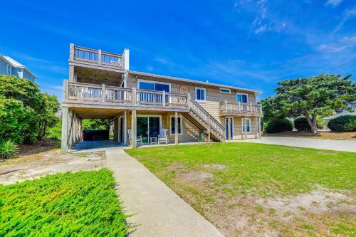 Emerald Isle Casa | Steps to Beach Bright Emerald Isle Retreat