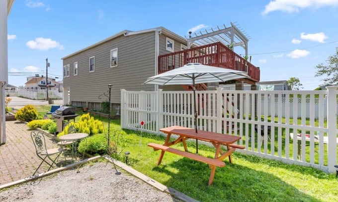 Salisbury Beach Apartamento | Steps to Beach | Cozy 1BR | A/C + Parking