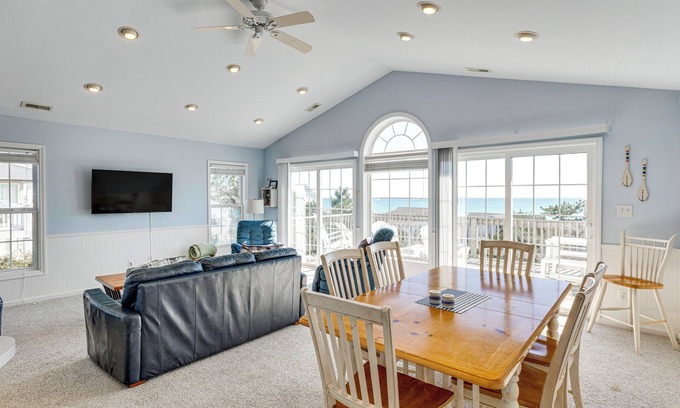 Emerald Isle Casa | Steps to Beach: Emerald Isle Home w/ Deck!