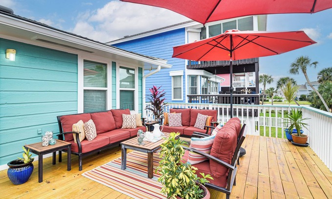 Pirates Beach Casa | Acogedor Galveston Home w / Deck - Camina a la playa!