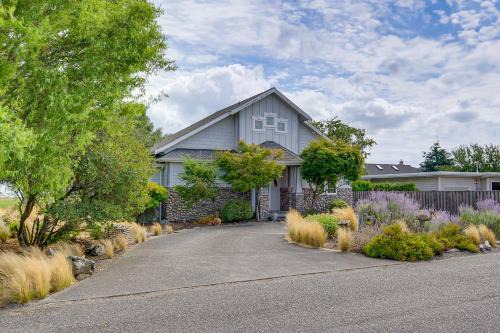 Oak Harbor Casa | Steps to Beach Home with Hot Tub in Oak Harbor!