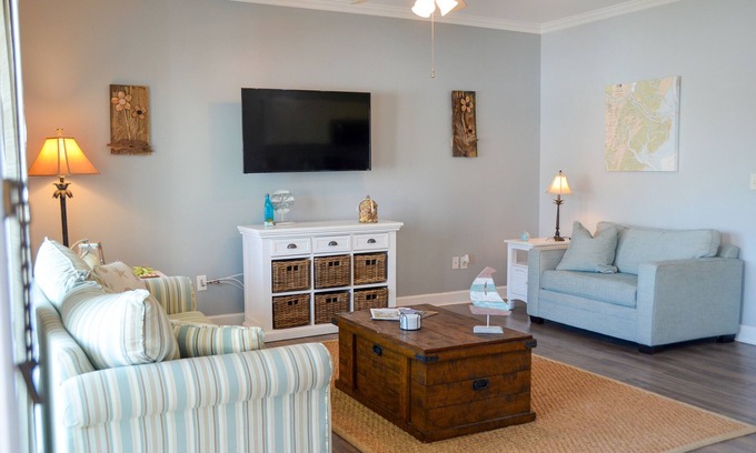 Tybee Island Condominio | Steps to beach, restaurants, shops & pier ~ updated ~ large deck ~ fully stocked