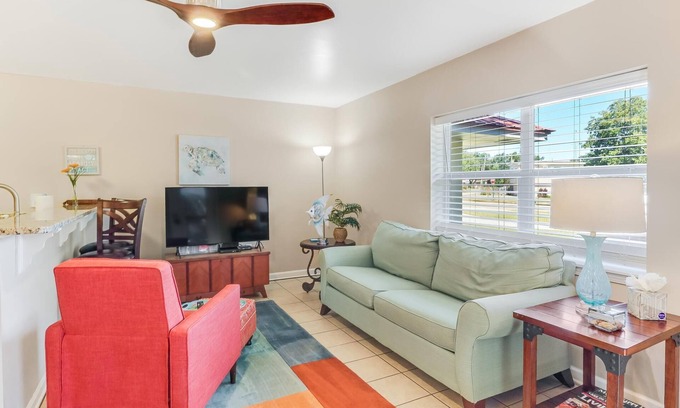 Biloxi Cabaña | Steps to Beach, Short drive to Casinos, Coliseum, & all Biloxi's entertainment!