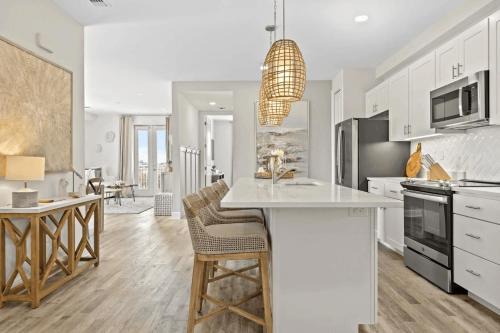 Gulf Place Casa | Steps to Beach w View Pool Tennis Luxe Top-Floor Sea La Vie by AvantStay