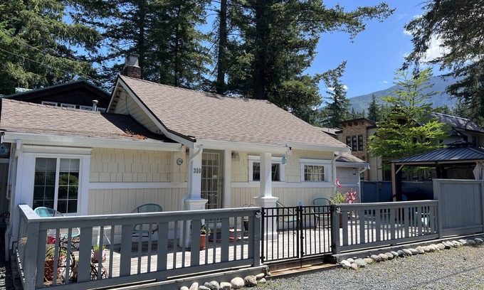 Cultus Lake Cabaña | Cultus Lake Cottage - ¡Tarifas bajas para la temporada baja!
