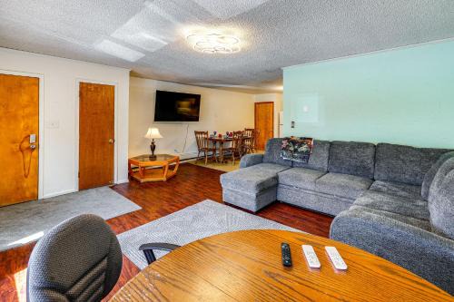 College Apartamento | Steps to Chena River - Condo Near Hiking and Tours!