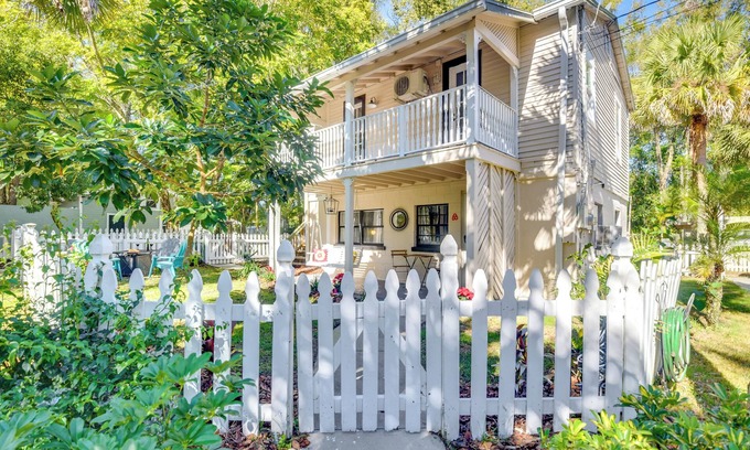 DeLand Condominio | Steps to Downtown: DeLand Condo w/Porch & Yard