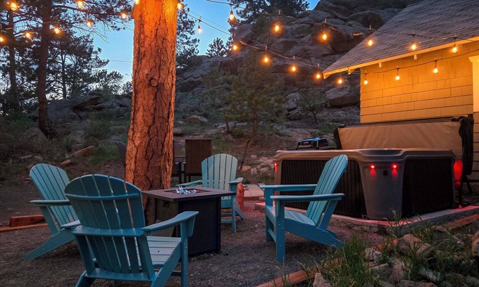 Drake Cabina | Steps to Estes Lake: Mtn-View Hideaway w/ Hot Tub!