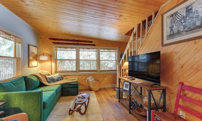 Ludlow Cabina | Cozy Okemo Cabin: Steps to Lake, 2 Mi to Slopes!