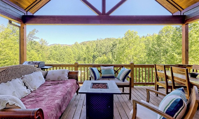 Clarkesville Cabina | Steps Lake Burton & La Prade's Marina! Enjoy relaxation at the Fox Den Haven!