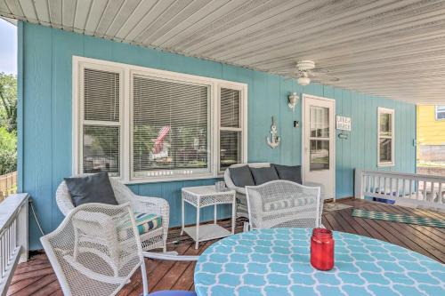 Camdenton Casa | Steps to Lake Cheerful Camdenton Cottage!