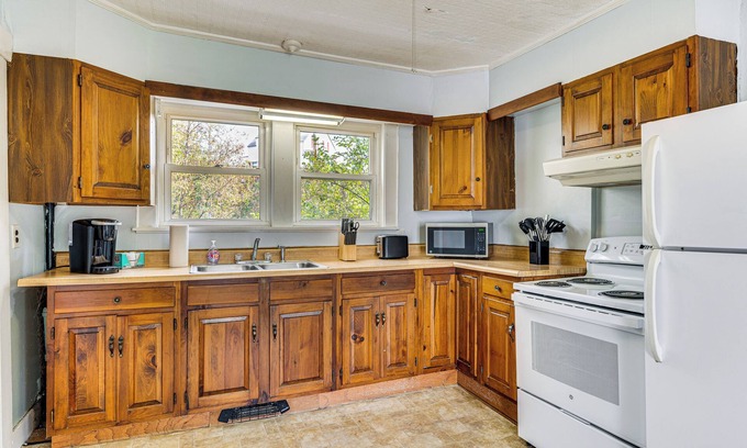 Colebrook Apartamento | Steps to Main Street: Cozy North Country Retreat