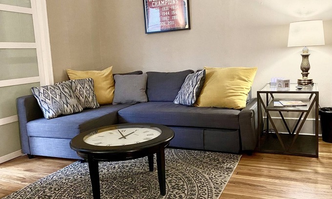DeBaliviere Place Condominio | Steps to Metrolink & Forest Park,1st Fl King & Queen Beds+ Free Gated Parking