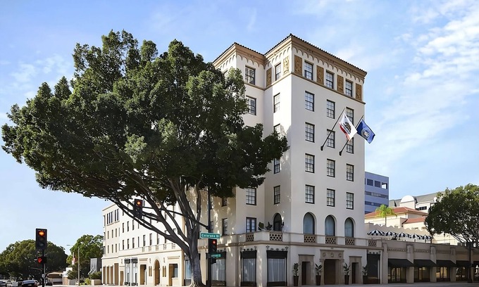 Pasadena Hotel | Steps to Pasadena Ice Skating Center and Norton Simon Museum! Parking!
