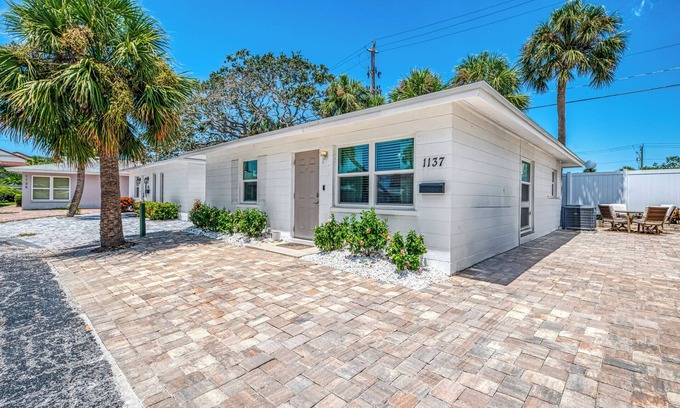 Siesta Key Condominio | STEPS TO POOL, CLOSE TO BEACH, FISHING PIER, SLEEPS 5!