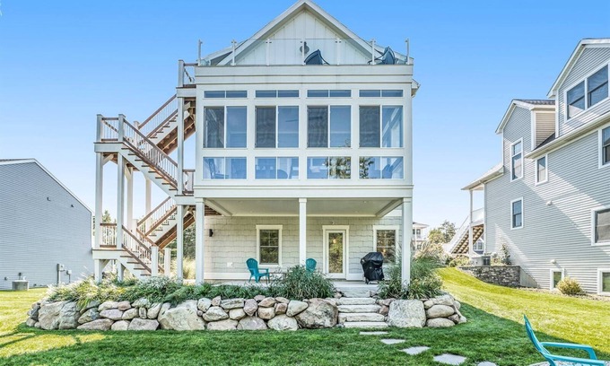 Glenn Haven Shores Casa | Steps to Private Beach - Lake Views - Hot Tub