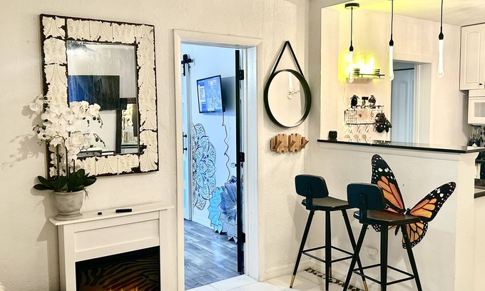 Safety Harbor Condominio | Steps to Restaurants & Main Street. Pet friendly