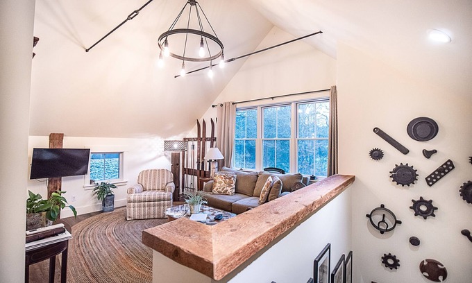 Stowe Village Historic District Apartamento | Steps to restaurants and coffee shops!