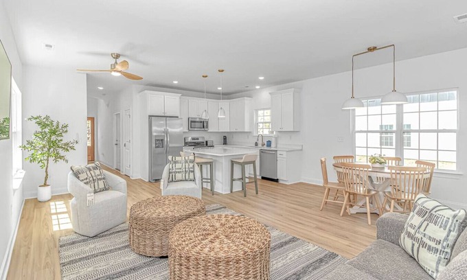 Myrtle Beach Casa | Steps to Sand – 3BR for Families with outdoor area