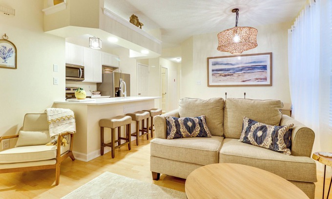 Northeast Virginia Beach Condominio | Steps to Sand: Condo w/Pool in Virginia Beach!
