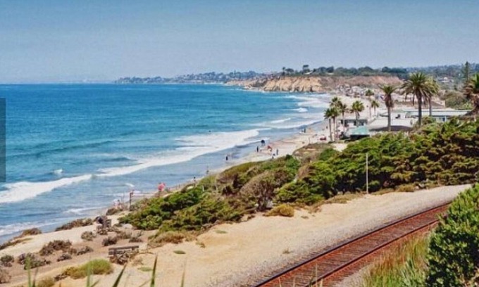 Del Mar Cabaña | Pasos para la arena, el surf y el césped en Del Mar Beach Colony. Alquiler ideal temporada de carrera.