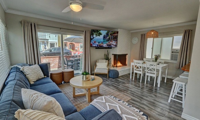 West Newport Apartamento | Steps to Sand w/Patio & Fireplace