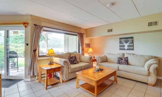 Lake Harmony Apartamento | Steps to Shore Scenic Big Boulder Lake Condo!