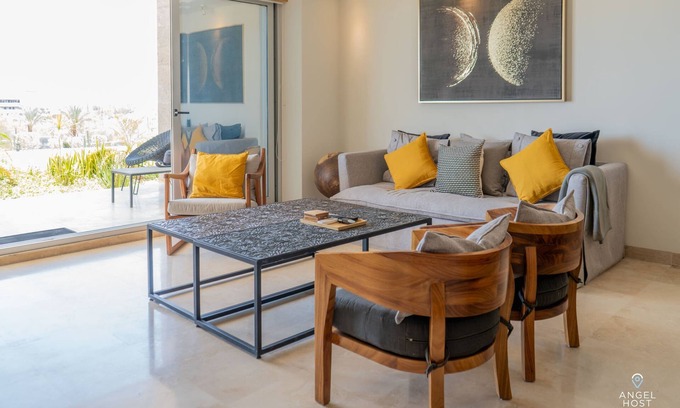 La Paz Condominio | Steps to Tennis and the Beach, Shared Pool and Gym