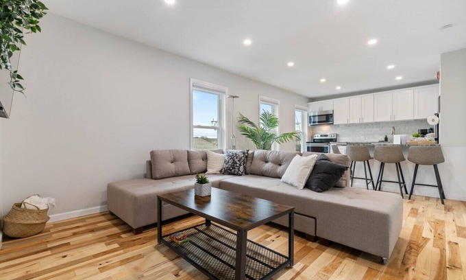 Mystic - New London Apartamento | Stevedore Landing-#3 · walk downtown Mystic · train · aquarium