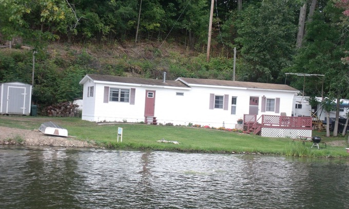 Bradford Cabaña | Lamoka Lake - Stevens Lane Getaway