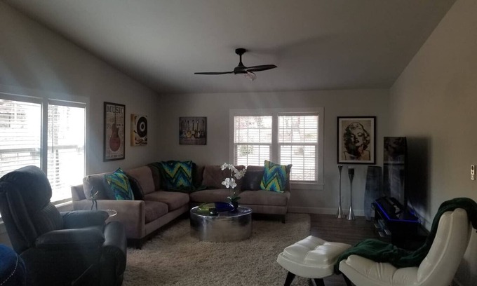 Kingston Casa | Stevie B's Texoma Retreat