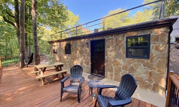 Greenville - Spartanburg Cabina | Sticks & Twine great cabin on a working farm on Paris Mountain close to it all