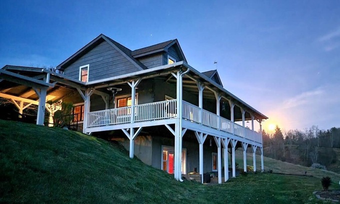 West Jefferson Casa | Still Waters-Riverfront, Foosball, Firepit, Fireplace, Covered Deck, River Tubes