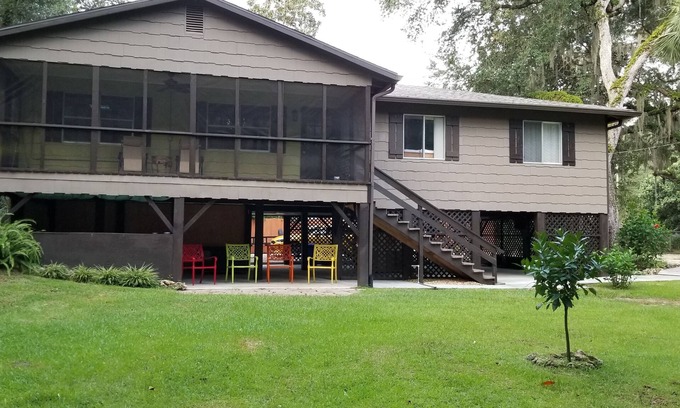 Homosassa Casa | Stilt home close to MacRaes, city dock, Wild Life Park.