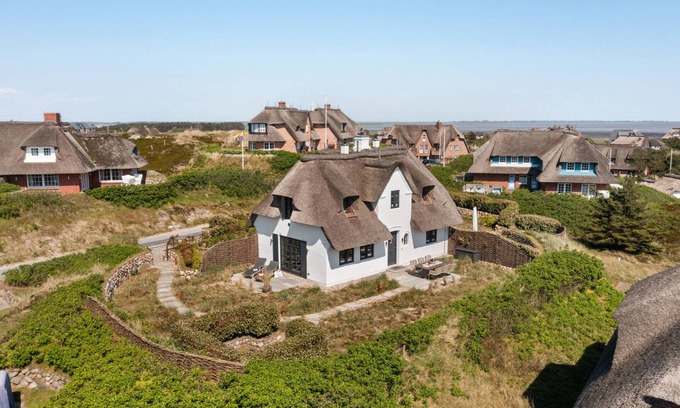 Rantum Casa | Stilvoll. Reet. Kamin. Ferienhaus Dünemwai "miarwüfki" Objekt-id: Mwr/03