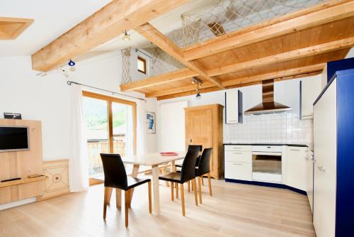 Vals Apartamento | Stilvolle Dachwohnung für 4 im Thermenort Vals