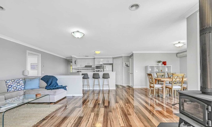 Llanarth Casa | Stinson House - 9 Mins to Racetrack, Serene Escape