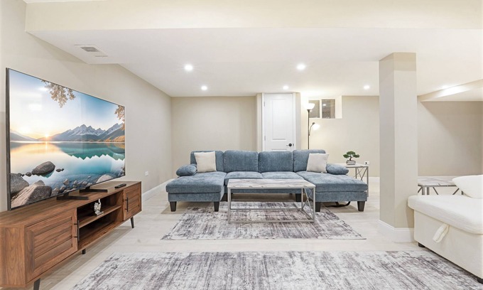 Skokie Casa | Stokes Stay: 4 BR-2.5BA Modern house in wonderful Skokie!
