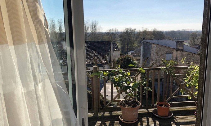 Dompierre-sur-Charente Apartamento | Stone and wood, the calm of a small village.
