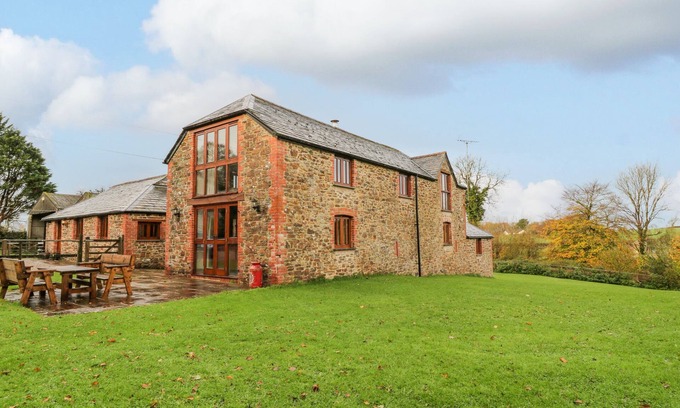 Clawton Casa | STONE BARN, pet friendly, character holiday cottage in Holsworthy