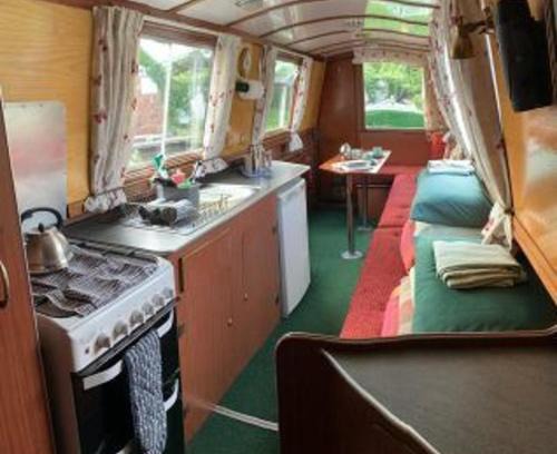 Stone Casa | Stone - Boat - Sleeps 4 - Pet Friendly - 85ws