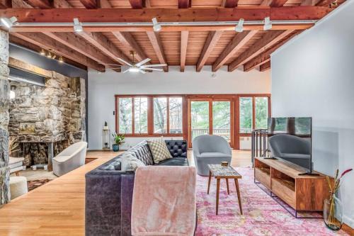 Kabletown Casa | Stone Cabin on Valley View - Firepit & Hot Tub